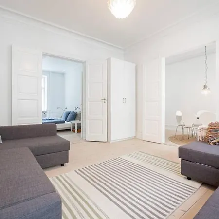 Apartment With Cosy Backyard In Vibrant Area.